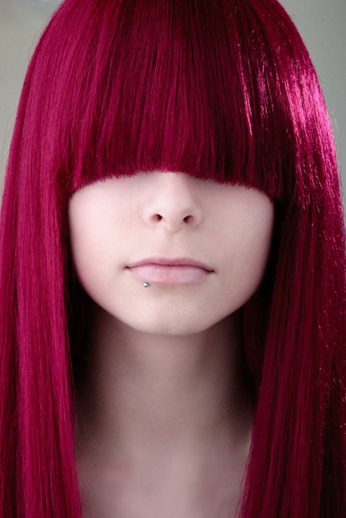cheveux-rouge-cerise-tendance-teinture-rouge-cheveux-lisses-frange
