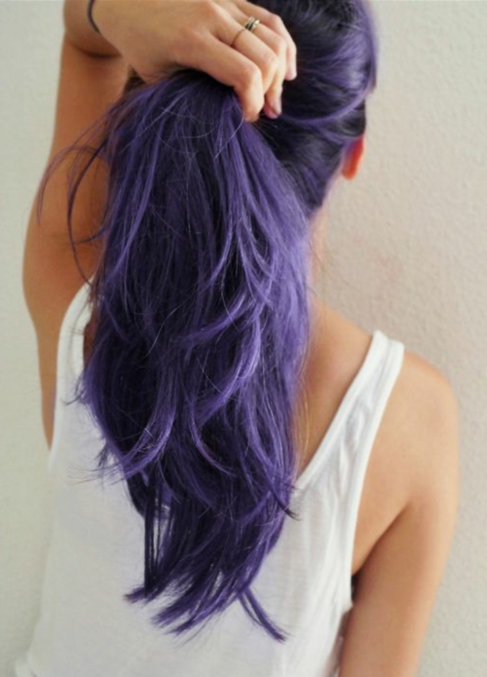 cheveux-violet-assembler-ses-cheveux-en-queue-de-cheval