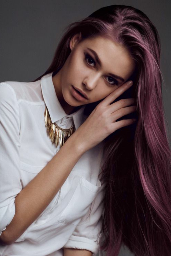 cheveux-violet-foncé-chemise-blanche-et-coloration-originale