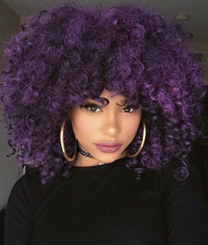 cheveux-violet-foncé-cheveux-boulcés-style-africain