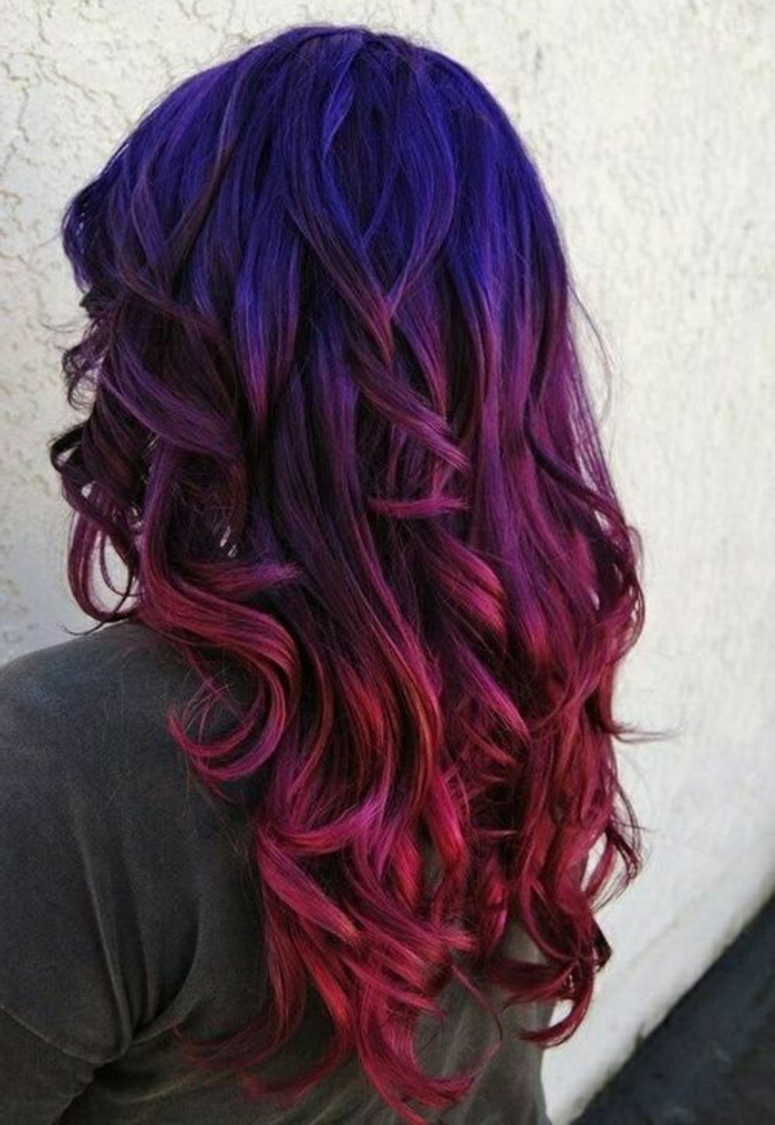 cheveux-violet-foncé-et-acajou-dégradé-de-couleurs