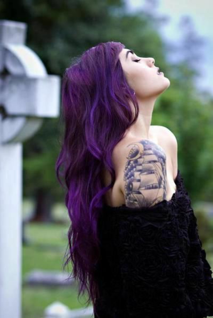 cheveux-violet-foncé-tatouage-sur-l'épaule-et-blouse-noire