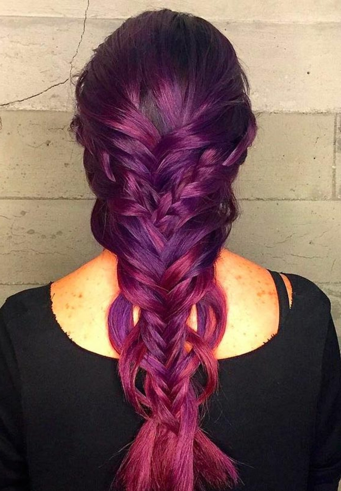 cheveux-violet-foncé-tresse-épaisse-sur-cheveux-couleur-violine