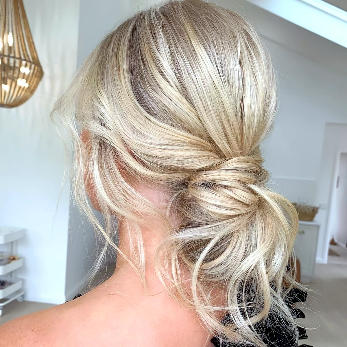 chignon coiffé décoiffé cheveux mi long femme cheveux blonds