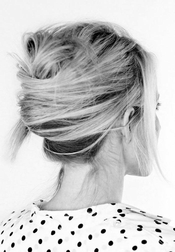 chignon-coiffe-decoiffe-cheveux-mi-long-belle-fille-noir-et-blanc-photo