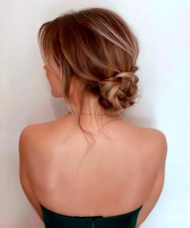 chignon décoiffe cheveux fins femme de dos