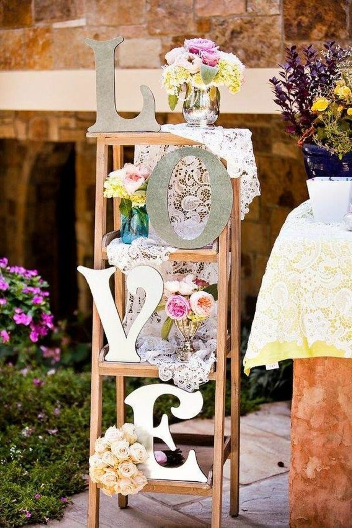 chouette-idee-deco-table-mariage-echelle-amour-theme-mariage-pastel