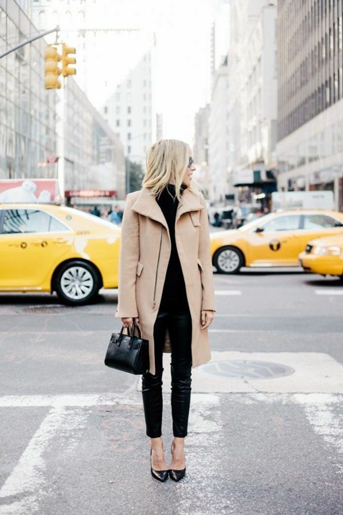 code-vestimentaire-pantalon-cuir-noir-blouse-de-la-même-couleur-veste-beige-cheveux-blonds