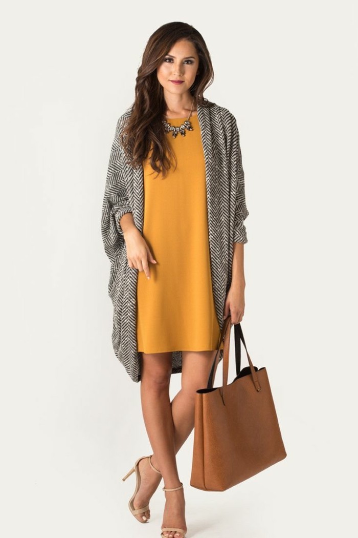 code-vestimentaire-robe-en-couleur-moutarde-sac-à-main-marron