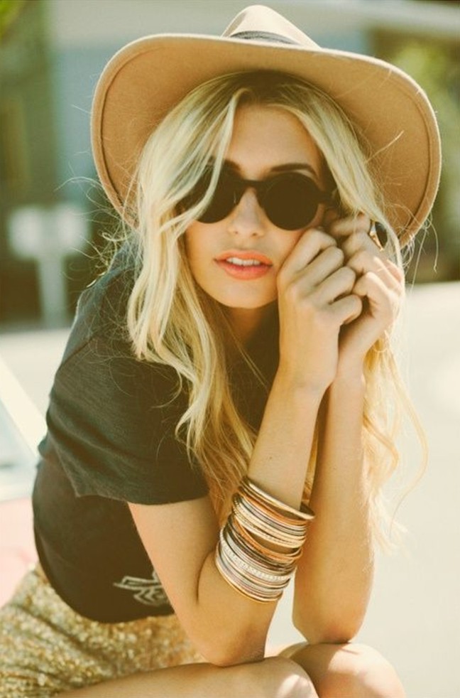 coiffure-boheme-chic-lunettes-de-soleil-noirs-bracelets-jupe-t-shirt-femme-hippie