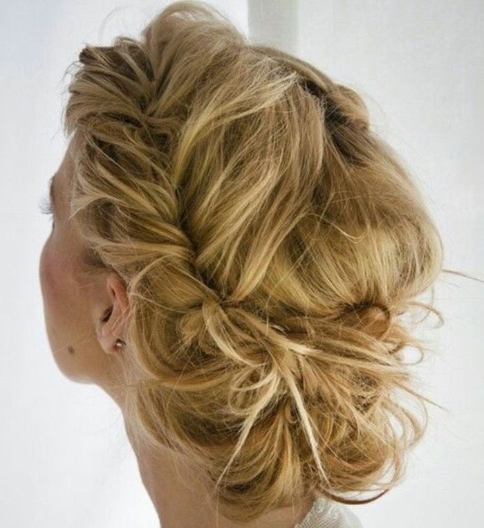 coiffure-cheveux-attaches-idee-magnifique-pour-un-mariage-femme-blonde
