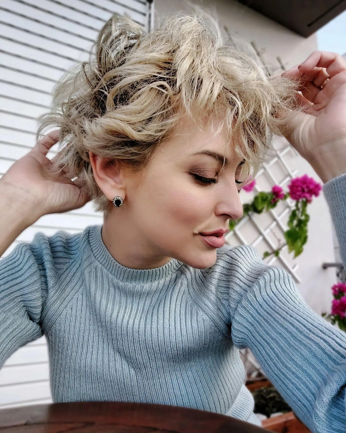 coiffure cheveux messy boucles pixie long maquillage nude pull bleu gris