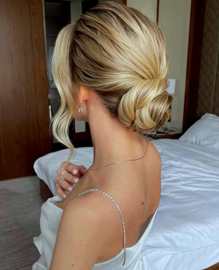 coiffure chignon decoiffe mariage femme cheveux blonds