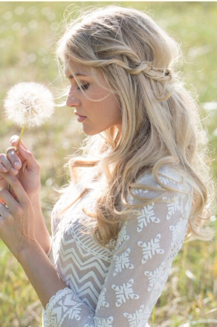coiffure-mariage-boheme-beaute-naturelle-robe-en-motifs-geometriques-dandelion