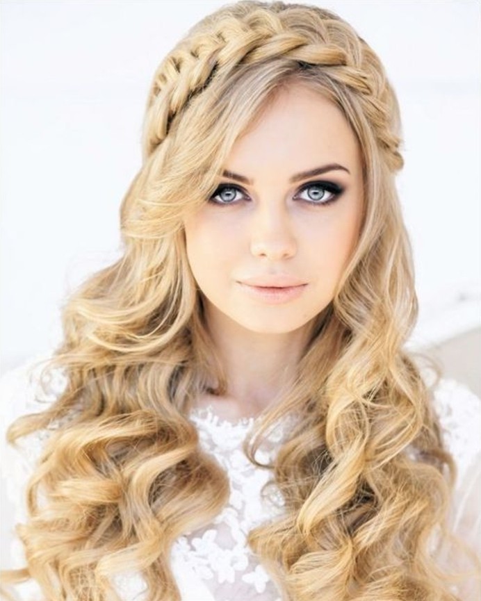 coiffure-romantique-princesse-cheveux-blonds-boucles-robe-de-mariee