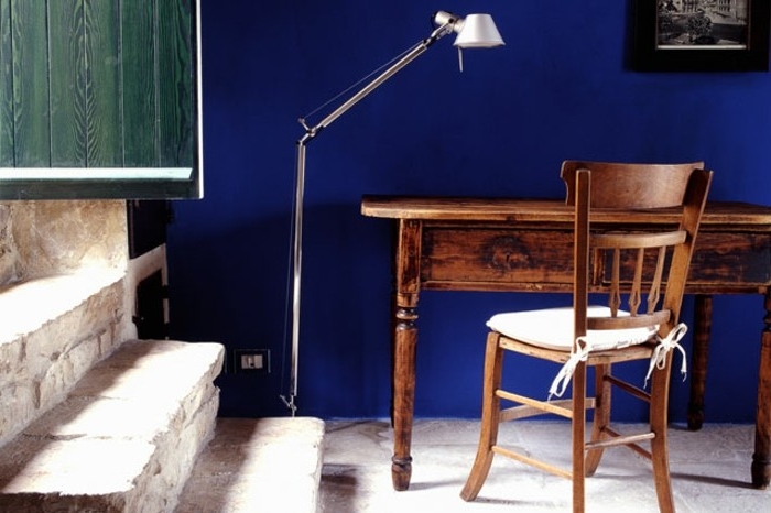 coin-de-travail-bureau-vintage-en-bois-et-chaise-en-bois-mur-d-accent-couelur-indigo-interieur-rustique-chic
