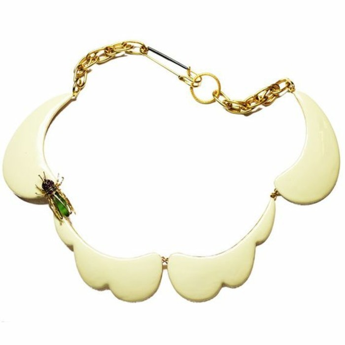 collier-original-avec-bijou-mouche-décorative-collier-col-claudine