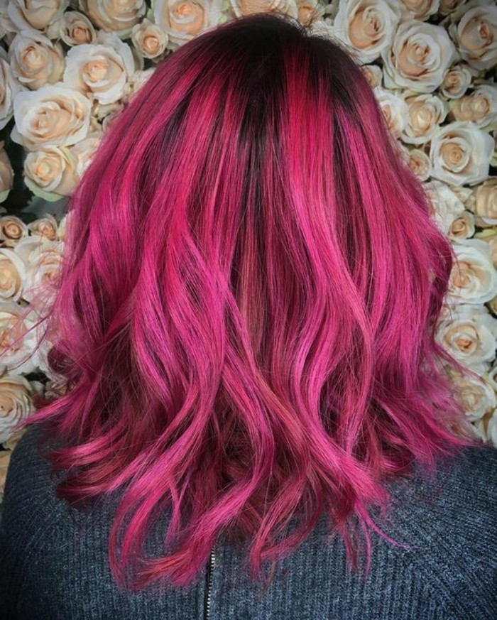 coloration-cheveux-framboise-de-jolies-ondulations-couleur-de-cheveux-tendance