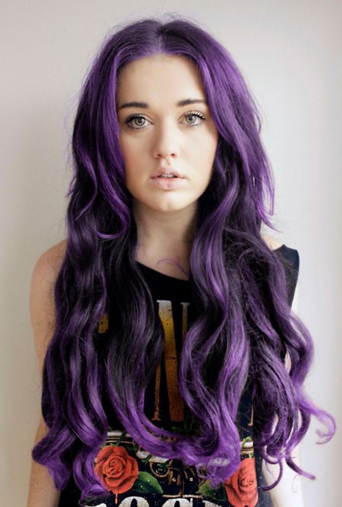coloration-violette-chevelure-longue-et-bouclée
