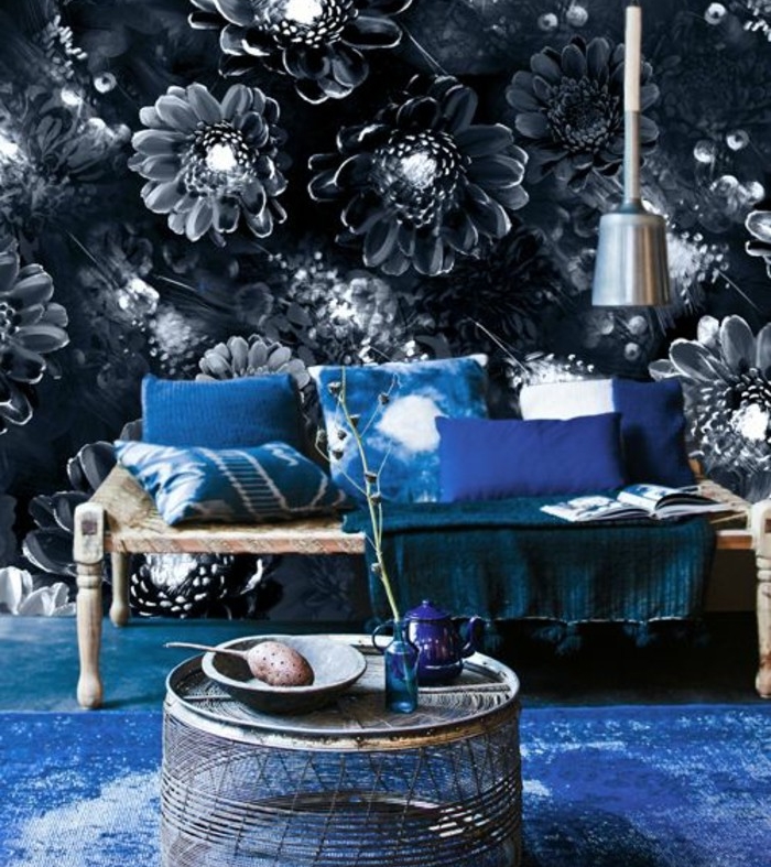 comment-amenager-un-salon-mur-papier-peint-à-motifs-floraux-indigo-coussins-bleus-banc-en-bois-table-basse-design-interessant