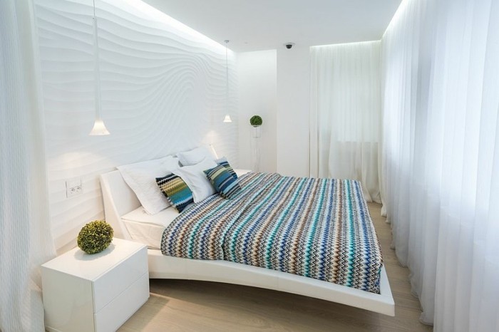 comment-amenager-une-petite-chambre-lit-flottant-decor-blanc-couverture-de-lit-en-laine-a-rayures-multicolores-rideaux-blancs