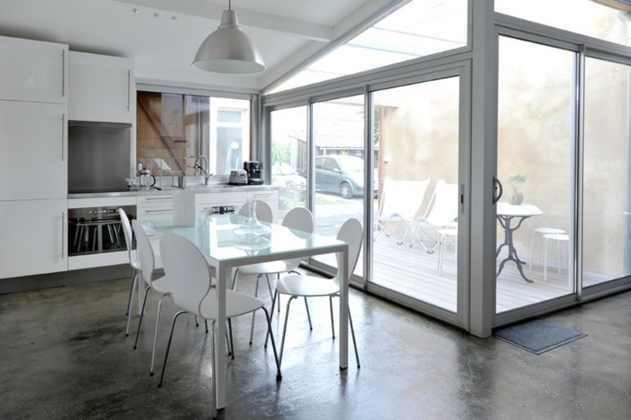 comment-amenage-son-garage-cuisine-moderne-en-blanc-grande-fenetres-et-portes-pliantes-en-verre