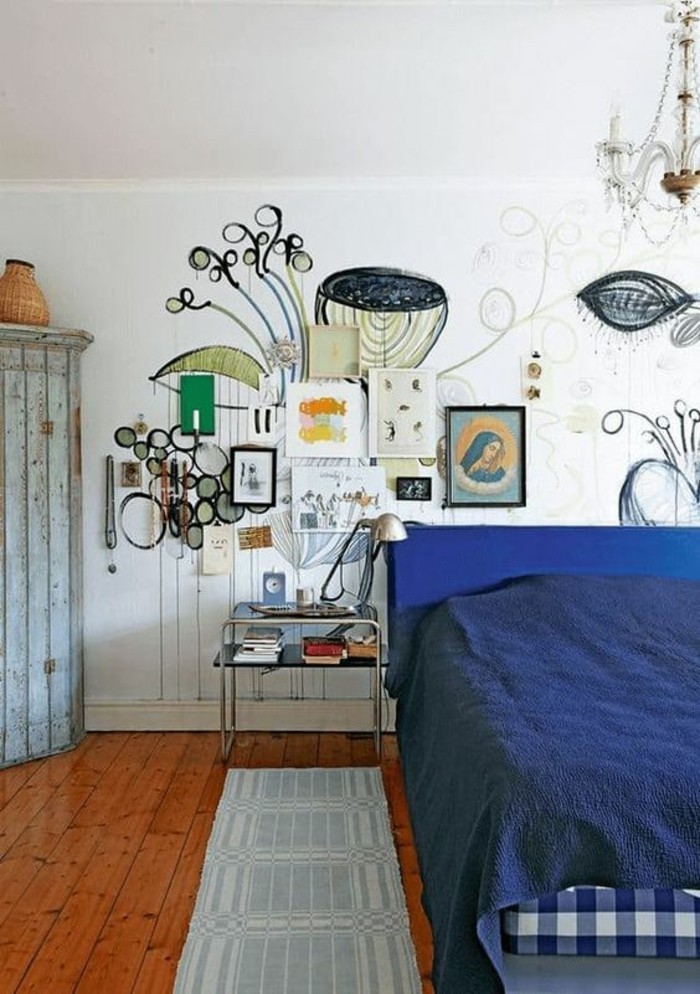 comment-aménager-une-petite-chambre-avec-des-dessins-en-bleu-sur-le-mur