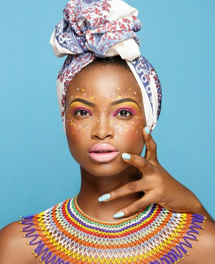 comment-attacher-un-foulard-africain-blanc-en-motifs-floraux-décoration-bleu-et-rose