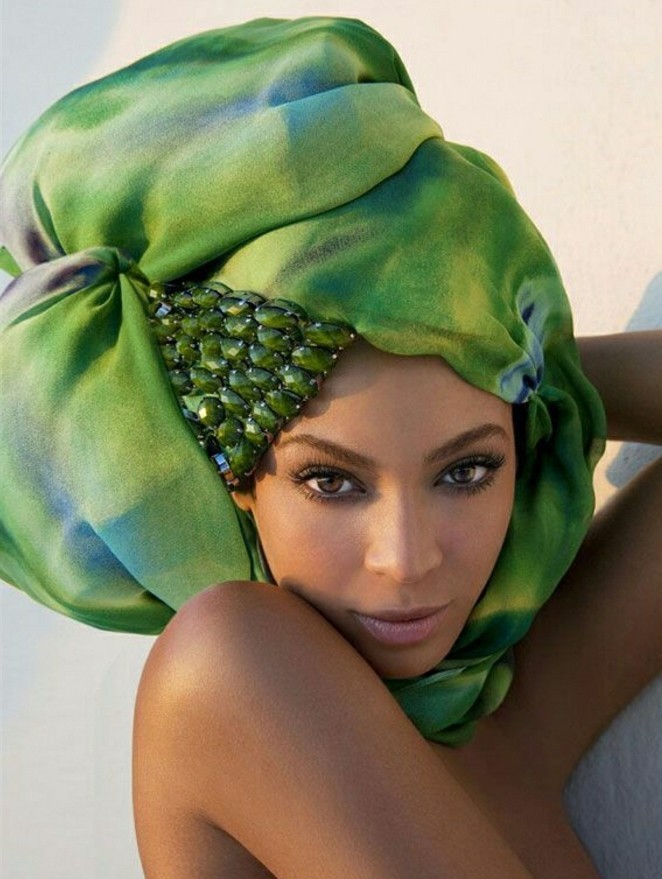 comment-attacher-un-foulard-en-nuances-de-vert-décoration-cristaux-maquillage-naturel