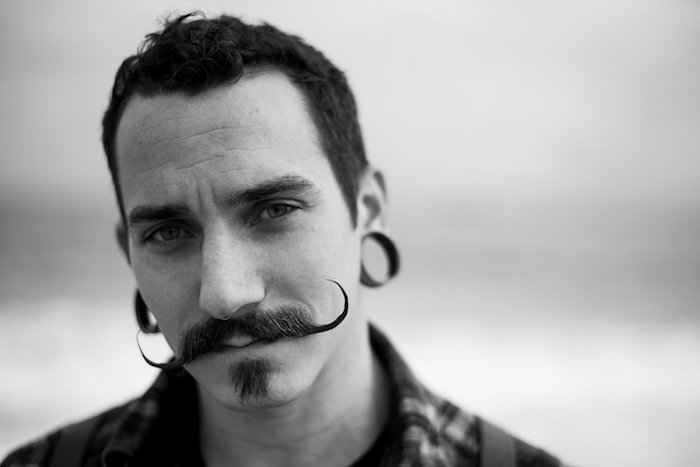 comment avoir une belle barbe appliquer cire moustache italienne guidon