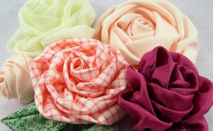 comment-faire-des-fleurs-en-tissu-diy-soi-meme-roses-de-couleurs-diverses-a-fabriquer-soi-meme