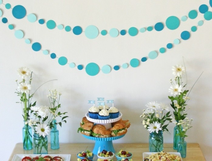 comment-faire-des-guirlandes-en-papier-petits-cercles-en-papier-bleu-pour-la-decoration-anniversaire