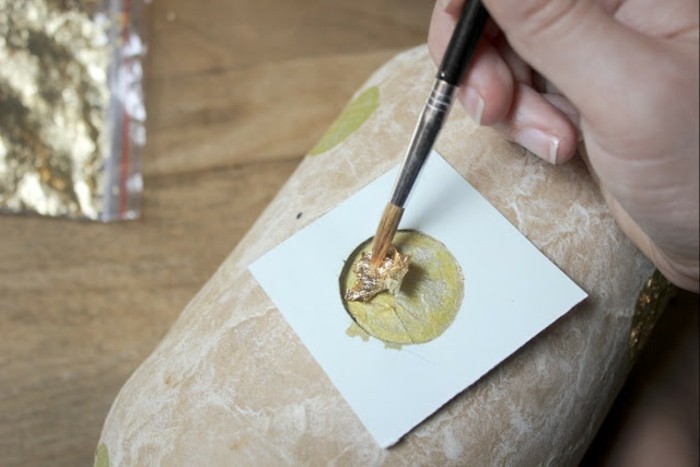 comment-faire-du-papier-maché-paillettes-feuilles-d-or-a-appliquer-sur-les-points-pour-donner-de-l-eclat-a-la-vase-fait-main