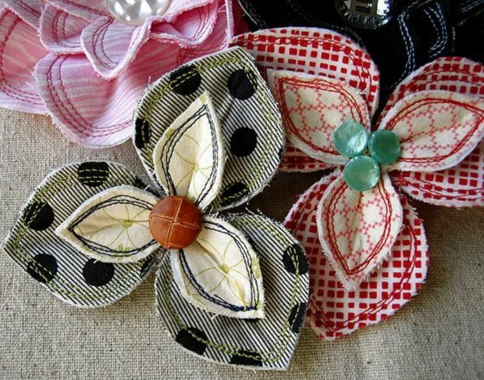 comment-faire-une-fleur-en-tissu-a-trois-petales-avec-des-pièces-de-tissu-et-des-boutons-decoration