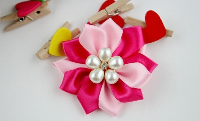 comment-faire-une-fleur-en-tissu-petites-fleurs-en-rose-et-rouge-de-ruban-petites-perles-au-centre