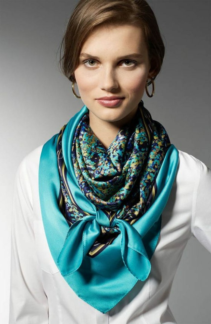 comment-nouer-un-foulard-bleu-echarpe-feminine