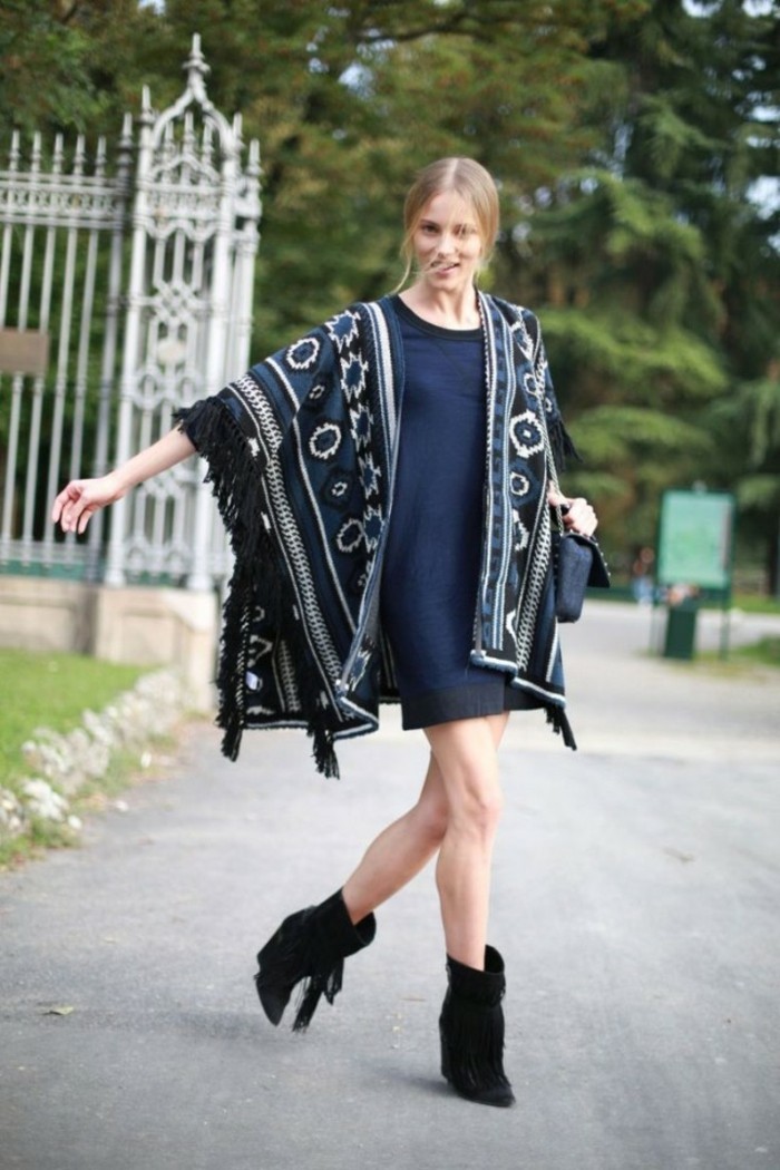 comment-porter-le-poncho-en-couleurs-foncés-noir-bleu-combiner-avec-une-robe-en-même-nuance