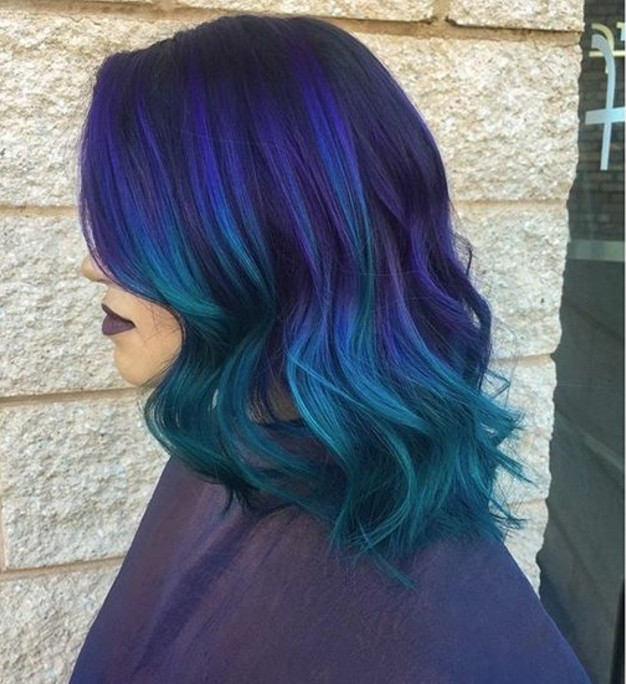 couleur-de-cheveux-violine-mèches-bleues-et-violettes-sur-cheveux-noirs