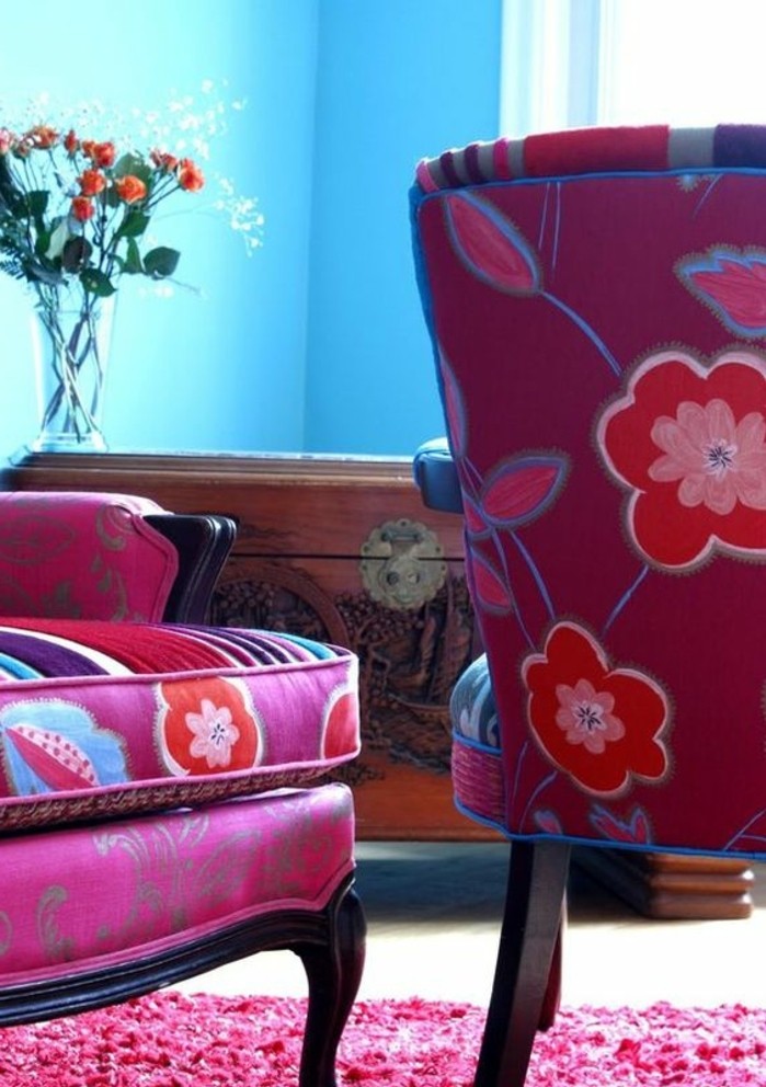 couleur-framboise-canapés-aux-motifs-floraux-tapis-rose