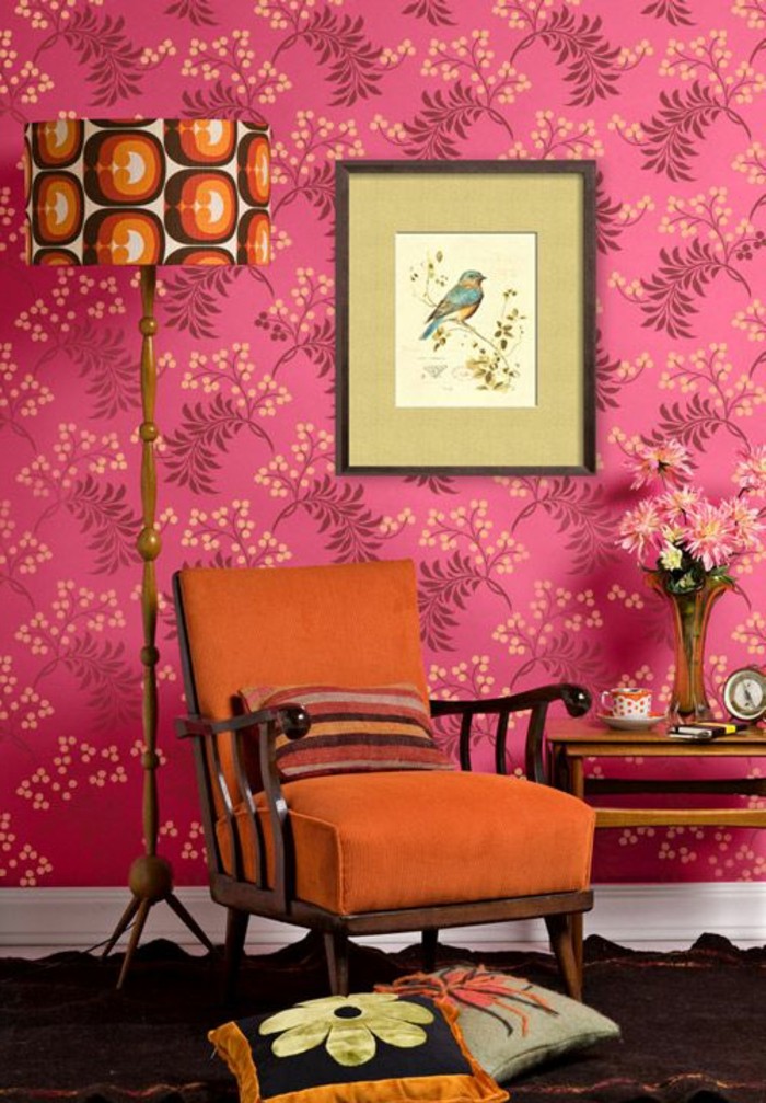 couleur-framboise-chaise-bois-et-textile-orange-lampe-abat-jour