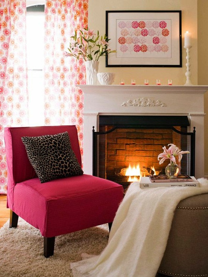 couleur-framboise-cheminée-blanche-et-fauteuil-rose
