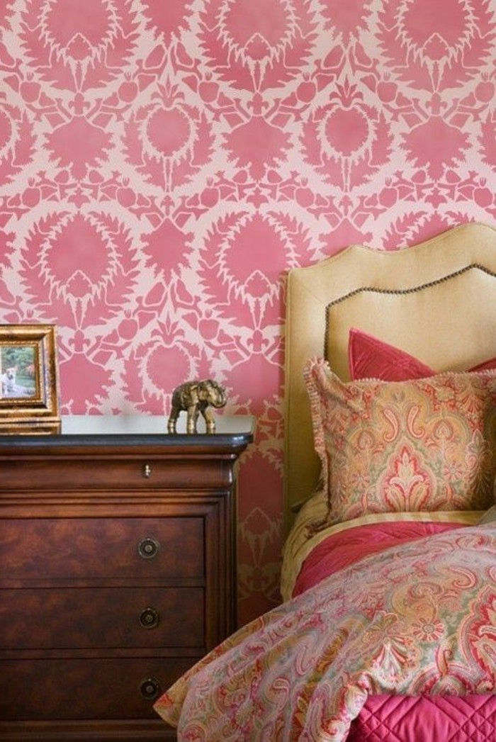 couleur-framboise-papier-peint-baroque-rose-et-blanc