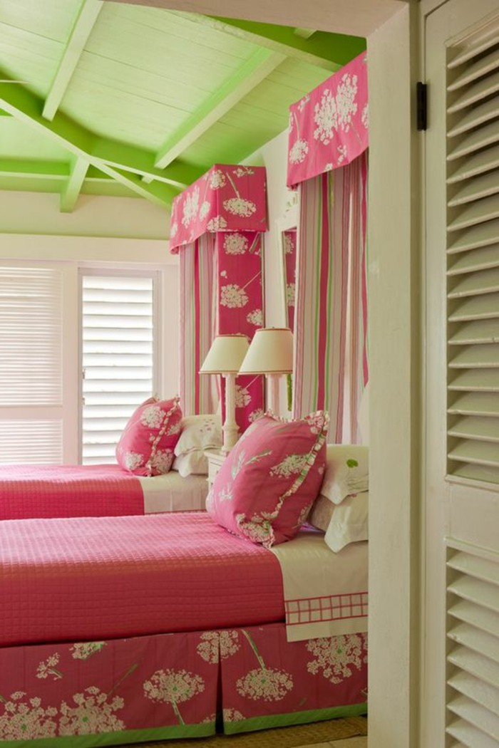 couleur-framboise-plafond-vert-chambre-à-coucher