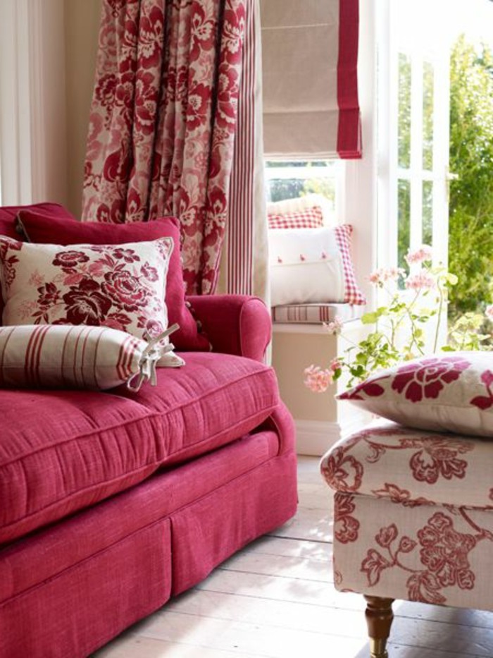 couleur-framboise-sofa-pourpre-rideax-motifs-floraux