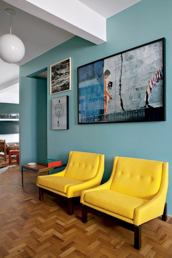 couleur-jaune-moutarde-deux-fauteuils-vintage-jaunes-et-peinture-bleue