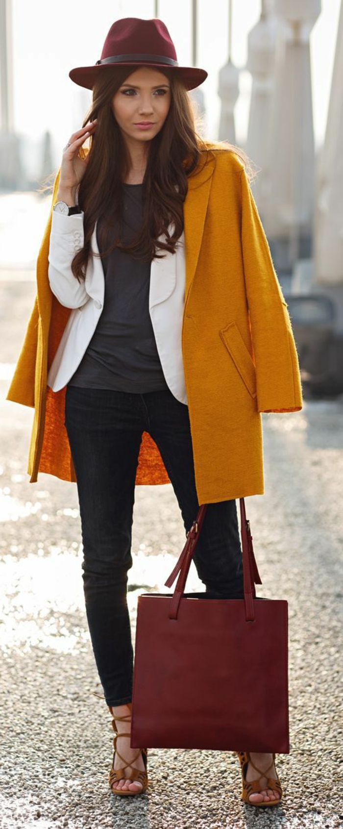 couleur-jaune-moutarde-manteau-élégant-et-jeans-skinny