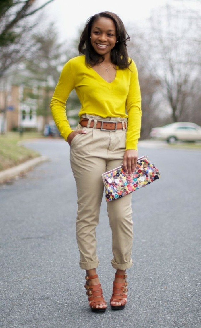 couleur-kaki-blouse-jaune-avec-un-sac-à-main-coloré-ceinture-et-sandales-marron
