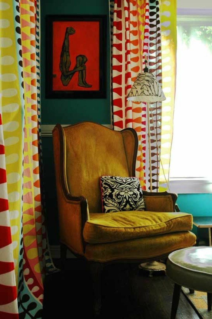 couleur-moutarde-chaise-couleur-rétro-rideaux-multicolores