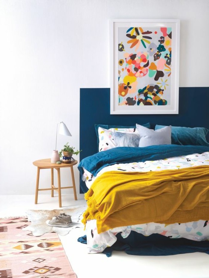 couleur-moutarde-chambre-à-coucher-en-bleu-et-jaune