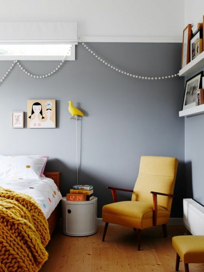 couleur-moutarde-chambre-à-coucher-grise-plaid-tricoté